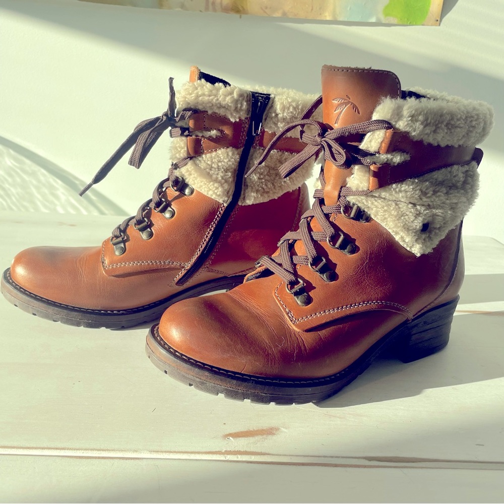 Dromedaris Leather Lace-Up Ankle Boots
Kara Shearling Cognac Size 10